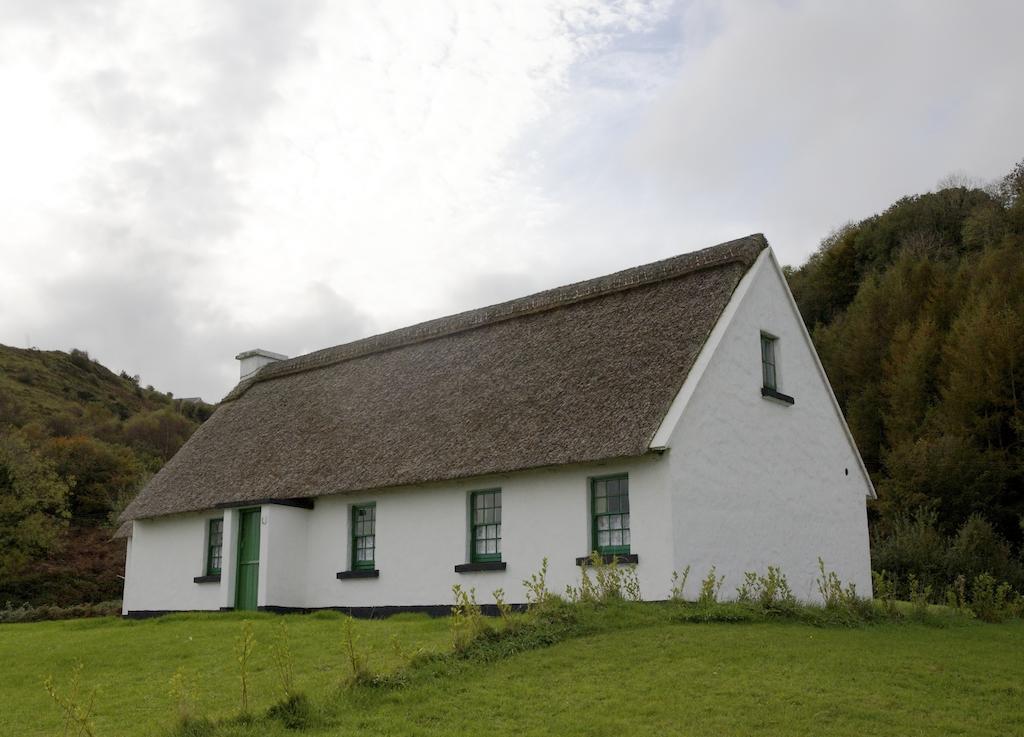 Corofin Lake Cottages Стая снимка