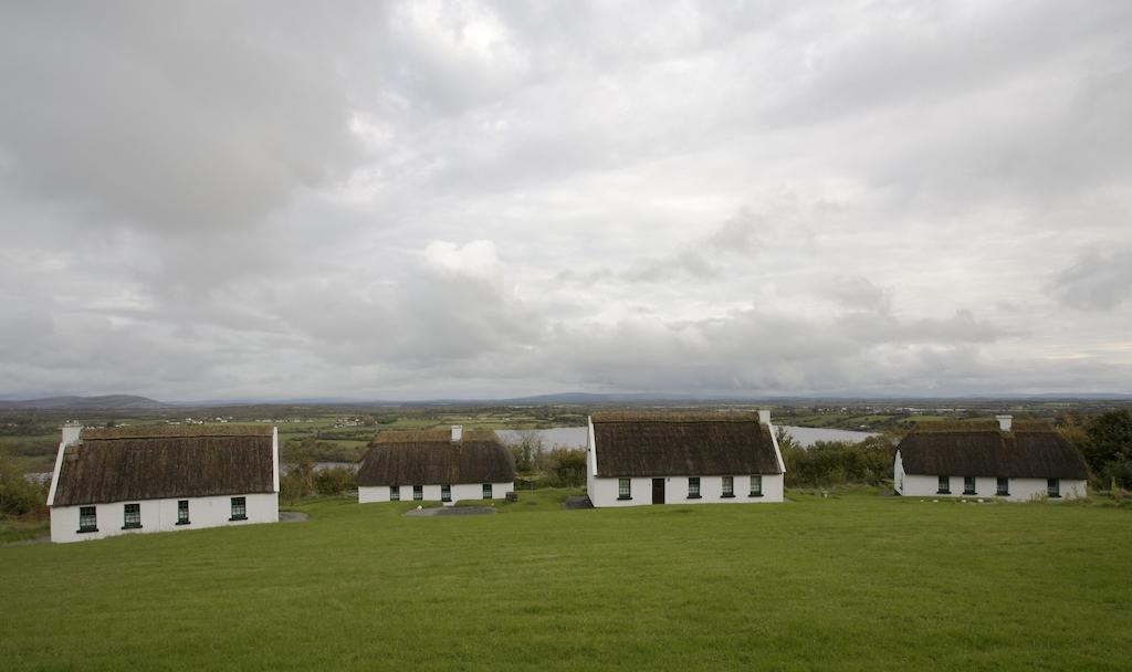 Corofin Lake Cottages Стая снимка